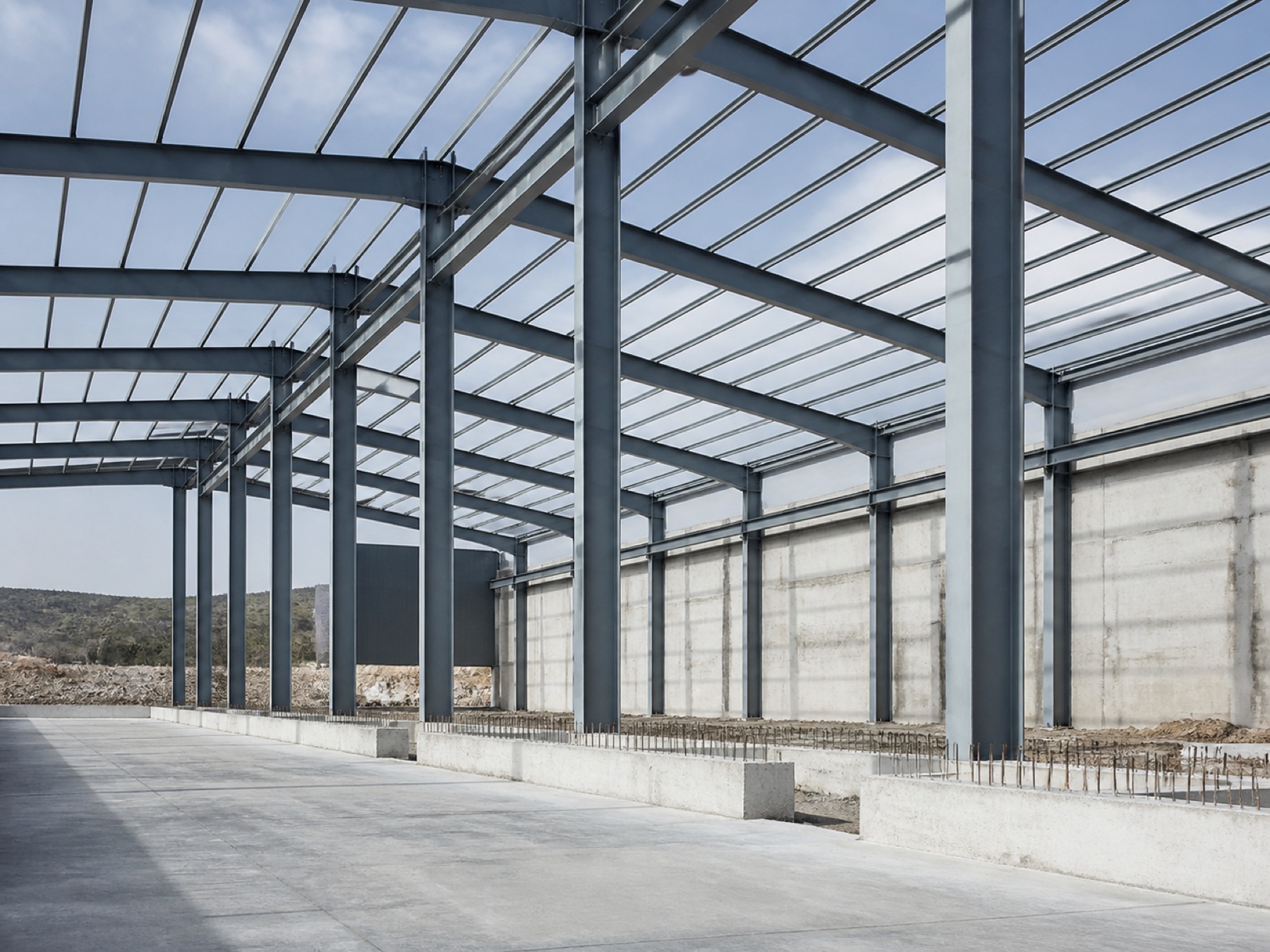 Estructura metálica de nave industrial en construcción